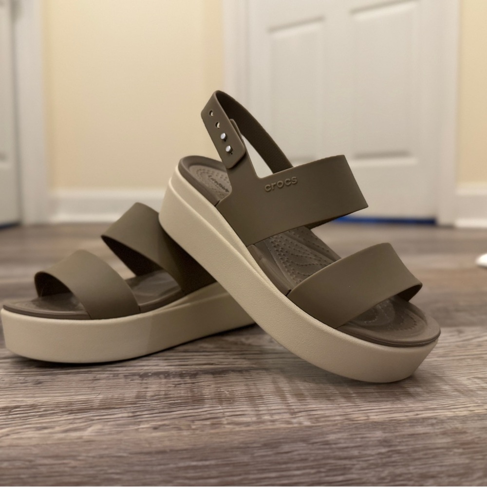New! Crocs Brooklyn Low Wedge Platform Sandals in Khaki